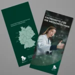 Mock-up eines RLE Engineering & Services Flyers mit Standortkarte Deutschlands und Branchenmotiv. Professionelles Werbematerial zur Präsentation von RLE Engineering & Services Lösungen im Bereich Medizintechnik